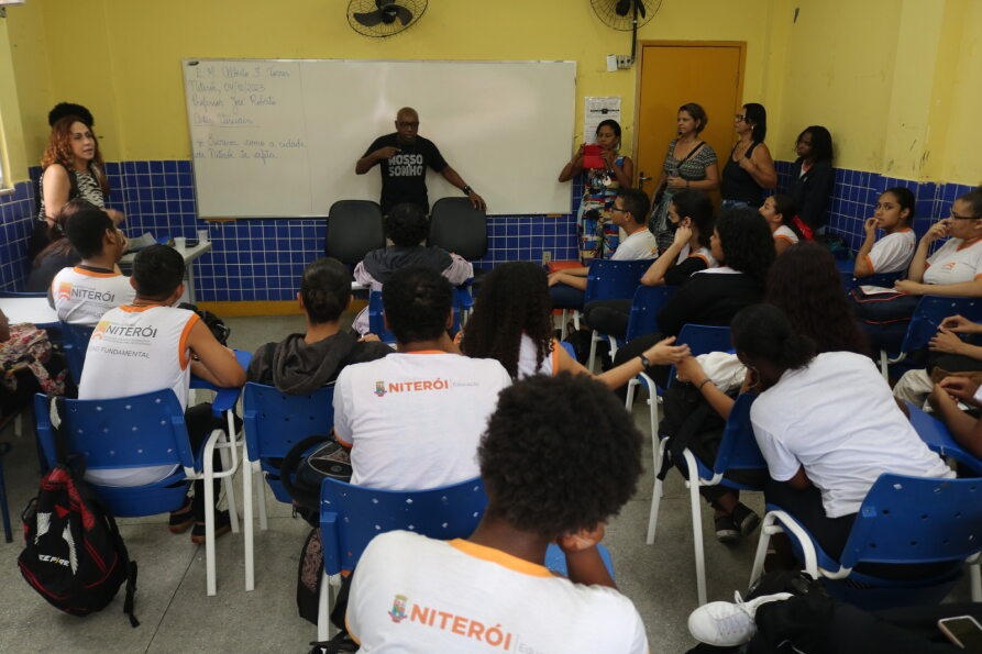 Ator Nando Cunha visita Escola Municipal Alberto Torres, no Centro